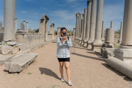 turista en Las ruinas de la antigua ciudad de Anatolia de Perge situado cerca de la ciudad de Antalya en Turquía. Foto de alta calidad