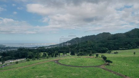 Foto de Oahu, Hawaii - Nov, 2021 vista general del Valle de los Templos Memorial Park. Foto de alta calidad - Imagen libre de derechos
