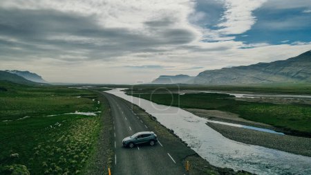 Auto fahren auf schöner Straße, Reisehintergrund, malerische Landschaft aus der Luft von Island. Hochwertiges Foto