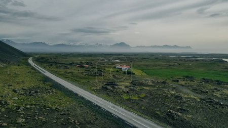 auf schöner Straße, Reisehintergrund, Luftlandschaften aus Island. Hochwertiges Foto
