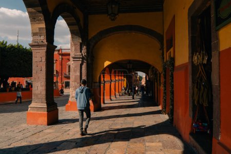 Foto de Hermosas calles y fachadas coloridas de San Miguel de Allende en Guanajuato, México mayo 2023. Foto de alta calidad - Imagen libre de derechos
