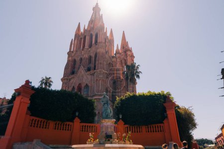 Foto de San Miguel de Allende en Guanajuato, México 12 de mayo de 2023 Parroquia Iglesia Arcángel Plaza del Pueblo de Jardín Rafael Chruch. Foto de alta calidad - Imagen libre de derechos