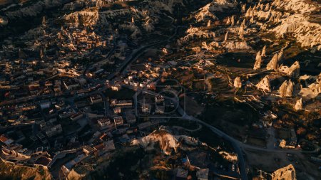 Téléchargez les photos : Goreme, Cappadoce, Turquie. Vue de la ville du soir depuis le drone. Photo de haute qualité - en image libre de droit