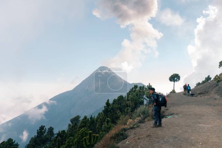 Guatemala - 12. Mai 2023 Menschen auf dem Vulkan Acatenango am Morgen. Hochwertiges Foto