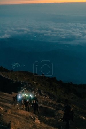 Guatemala - 12. Mai 2023 Menschen auf dem Vulkan Acatenango am Morgen. Hochwertiges Foto