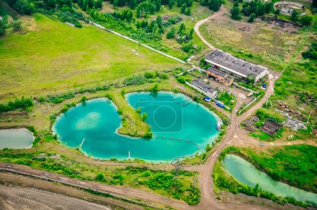 Escenario aéreo de drones de un lago tóxico de una fábrica abandonada. Foto de alta calidad