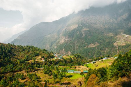 Pueblo nepalés en el Himalaya. Foto de alta calidad