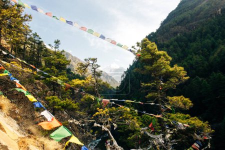 Pueblo nepalés en el Himalaya. Foto de alta calidad