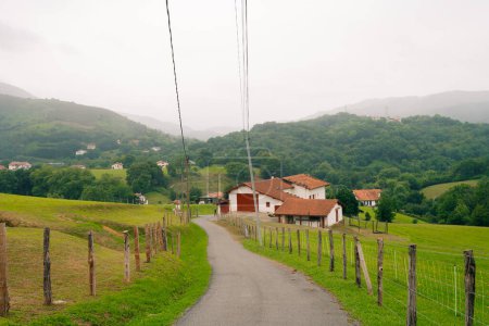 Paisaje rural francés en los Pirineos en el País Vasco, Francia. Foto de alta calidad