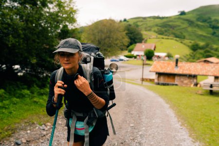 chica excursionista en el paisaje rural en los Pirineos, Pirineos en Francia. Foto de alta calidad