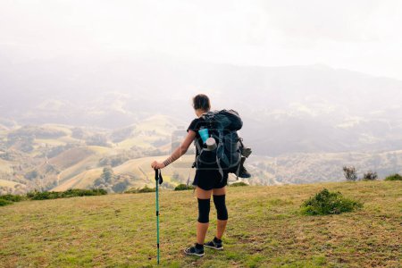 Wanderin auf dem Land in den Pyrenäen, Pyrenäen in Frankreich. Hochwertiges Foto