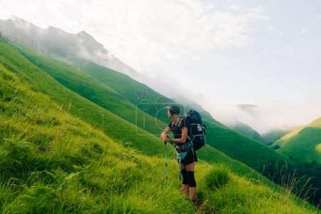 Wanderin auf dem Land in den Pyrenäen, Pyrenäen in Frankreich. Hochwertiges Foto