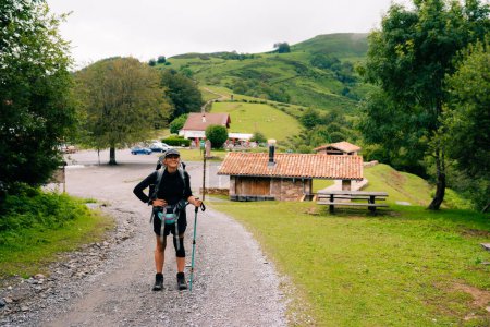 chica excursionista en el paisaje rural en los Pirineos, Pirineos en Francia. Foto de alta calidad