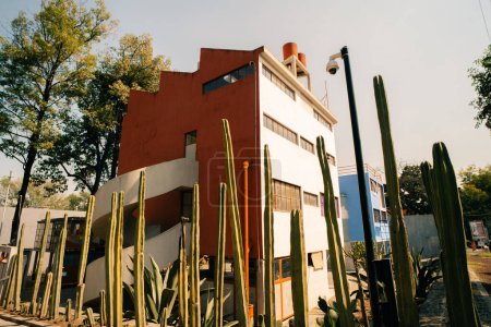 Foto de Ciudad de México, México - 21 de julio de 2023 - The Diego Rivera and Frida Kahlo Home Studio in México City. Foto de alta calidad - Imagen libre de derechos