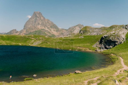 Der Gipfel Midi Dossau spiegelt sich im Gentauer See wider. Ossautal, Nationalpark Pyrenäen, Pyrenäen, Frankreich. Hochwertiges Foto