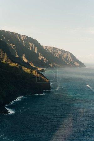 Hawaii Kauai Na Pali Küste Landschaft Luftaufnahme aus dem Hubschrauber. Naturküste dramatische Berge mit einsamen beliebten Touristenattraktion Strand. Ziel USA. Hochwertiges Foto