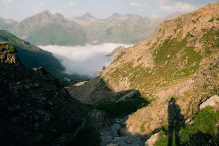 camino al refugio de Pjalá bajo el Midi d 'Ossau. Parque Nacional de los Pirineos. Foto de alta calidad
