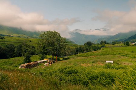 Dorf und Zirkus von Lescun im Aspe-Tal, Pyrenäen von Frankreich. Hochwertiges Foto
