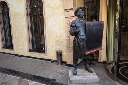 Téléchargez les photos : TBILISI, GEORGIE - mai 2023 Petite statue dans la rue de Tbilissi. Photo de haute qualité - en image libre de droit