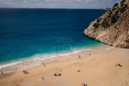 Foto de Playa de Kaputas con agua azul en la costa de la región de Antalya en Turquía con sombrillas en la playa. pavo - mayo de 2023. Foto de alta calidad - Imagen libre de derechos