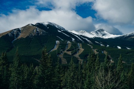 Vista de las cadenas montañosas durante el viaje por carretera al Parque Nacional Banff, Alberta, Canadá. arco
.