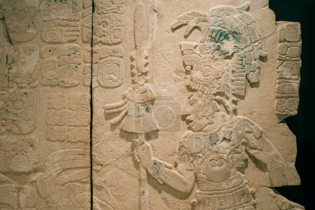 Téléchargez les photos : Détail d'une sculpture en bas-relief dans l'ancienne ville maya de Palenque, Chiapas, Mexique. Photo de haute qualité - en image libre de droit