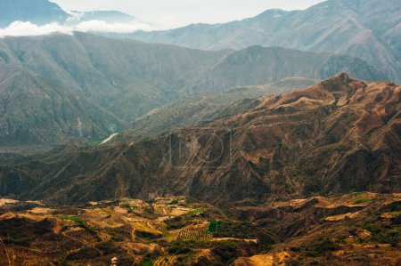 Paisaje de montañas peruanas cerca de Vinicunca Rainbow Mountain. Foto de alta calidad