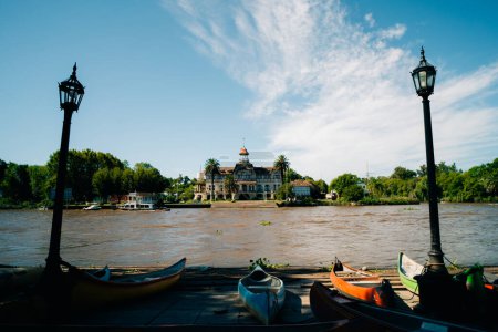 Blick auf Boote am Fluss Tigre - Tigre, Buenos Aires, Argentinien. Hochwertiges Foto