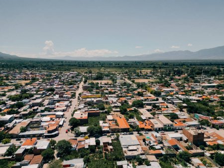 Vue sur la ville, les rues et les maisons avec des toits carrelés. Salta, Argentine. Photo de haute qualité