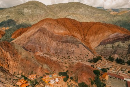 Foto de Vista aérea Cerro siete colores - Purmamarca - Jujuy - Argentina. Foto de alta calidad - Imagen libre de derechos