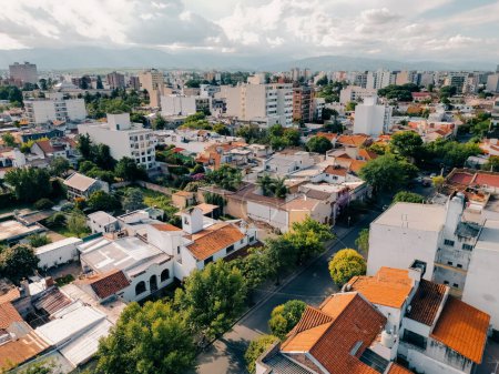 Blick von oben auf die Stadt, Straßen und Häuser mit Ziegeldächern. Salta, Argentinien. Hochwertiges Foto