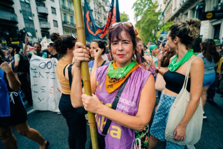 Téléchargez les photos : Les femmes chantent des slogans lors de la marche Ni Una Menos pour la Journée internationale de la femme, devant le Congrès argentin à Buenos Aires, en argentine - 8 mars 2024. Photo de haute qualité - en image libre de droit