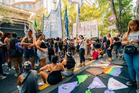 Téléchargez les photos : Les femmes chantent des slogans lors de la marche Ni Una Menos pour la Journée internationale de la femme, devant le Congrès argentin à Buenos Aires, en argentine - 8 mars 2024. Photo de haute qualité - en image libre de droit