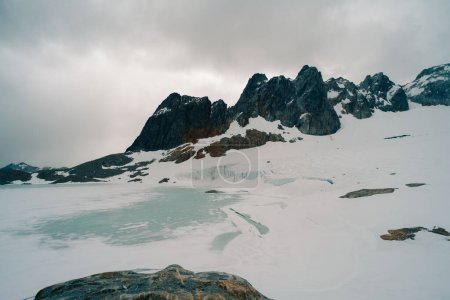 Glaciar y lago Ojo del Albino ubicado en la ruta de senderismo del valle Tierra Mayor, Tierra del Fuego, Argentina. Foto de alta calidad