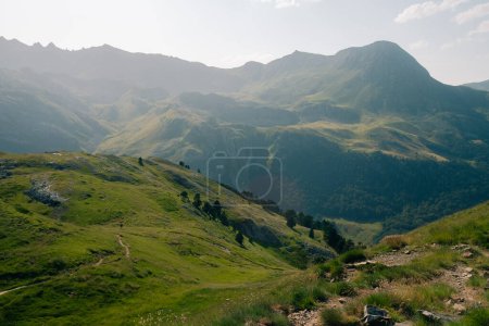 sendero en las montañas de los Pirineos, España. Foto de alta calidad