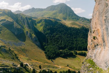Wanderweg in den Pyrenäen, Spanien. Hochwertiges Foto