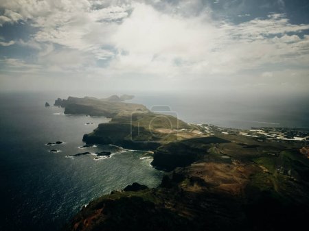 Una toma aérea de la punta oriental de la isla de Madiera, una isla en medio del Atlántico, Portugal
