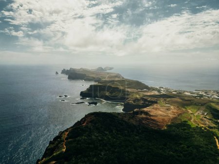 Una toma aérea de la punta oriental de la isla de Madiera, una isla en medio del Atlántico, Portugal