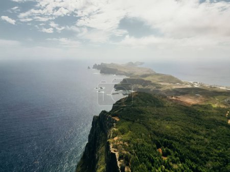 Luftaufnahme der Ostspitze der Insel Madiera, einer Insel mitten im Atlantik, Portugal