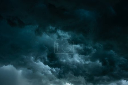 Foto de Nubes y tormentas de lluvia vienen naturalmente aterradoras. - Imagen libre de derechos