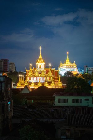 Foto de Wat Ratchanadda o Loha Prasat y Golden Mount. Templo de Bangkok. - Imagen libre de derechos