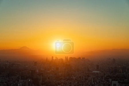 Téléchargez les photos : Vue aérienne. L'horizon au coucher du soleil avec le Mont Fuji à Tokyo, Japon - en image libre de droit