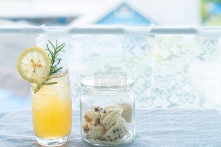 Téléchargez les photos : Jus de gingembre au miel Citron aux biscuits. - en image libre de droit