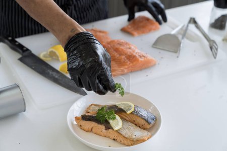 Téléchargez les photos : Poisson de mer frit. Préparation sur feu ouvert. Steaks de saumon servis avec des quartiers de citron. - en image libre de droit