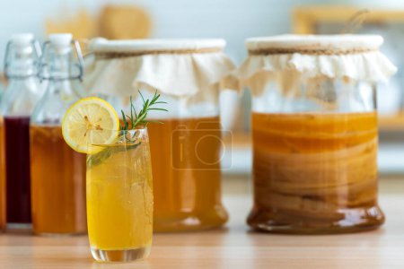 Foto de Kombucha superfood probiotic beverage in glass. Natural kombucha fermented tea beverage healthy organic drink in glass. - Imagen libre de derechos