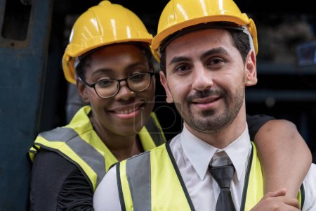Téléchargez les photos : Ouvrier d'usine et ingénieur. Travailleur masculin et féminin tenant un chapeau et regardant la caméra. - en image libre de droit