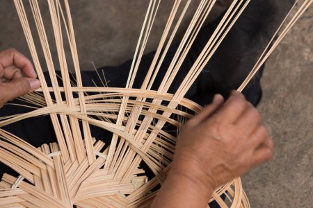 Foto de La mujer teje canasta. Mujer artesanía artesanal tejiendo hoja de palma haciendo cesta. - Imagen libre de derechos