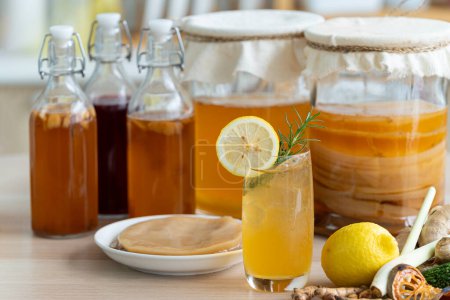 Kombucha boisson probiotique superalimentaire en verre. Boisson de thé fermenté kombucha naturel boisson bio saine en verre.