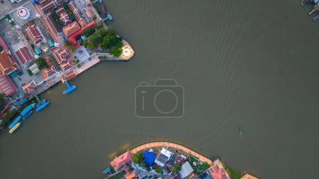 Téléchargez les photos : Vue aérienne de la pagode Pak Kret Lean. Mon stupa rim Chao Phraya River ou pagode penchée ou inclinée Pagode de Wat Paramaiyikawat Worawihan temple à Pak kret ville à Nonthaburi, Thaïlande - en image libre de droit