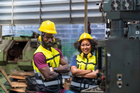Foto de Hombres y mujeres trabajan en plantas industriales. Foreman Hold clip board la en la mano para ver cómo funciona la máquina. - Imagen libre de derechos